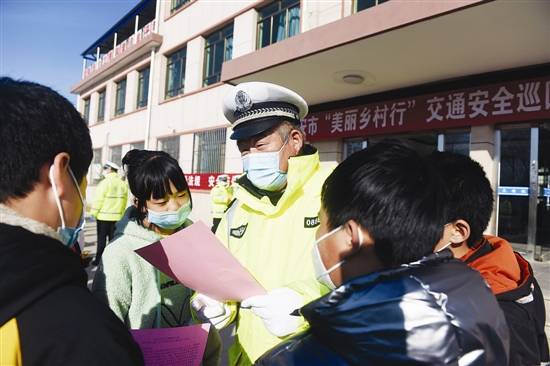女子无视劝阻，地铁车厢内随意丢弃食物残渣，文明出行的警钟