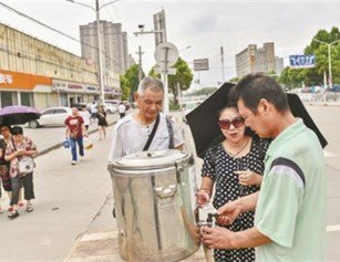 路人善举，摘葵花后留钱，农户心生感动