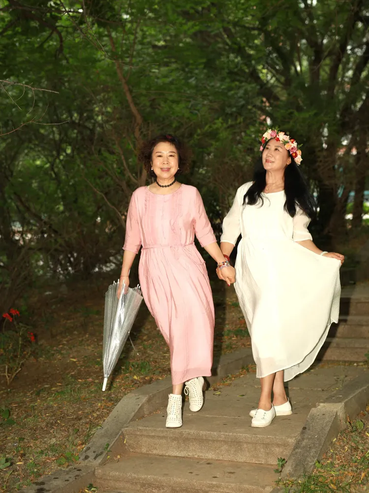 姐妹情深，共守家门，姐妹俩在自家饭店当门童的故事