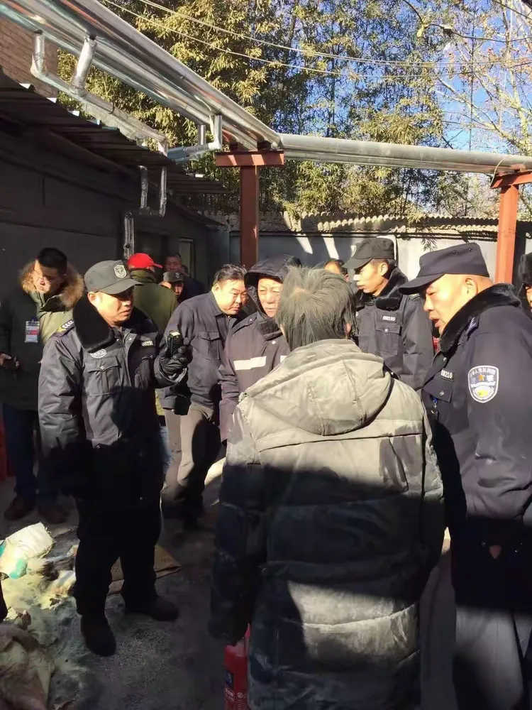 男子砸墙向隔壁小区泄洪，警方迅速介入，妥善处理事件