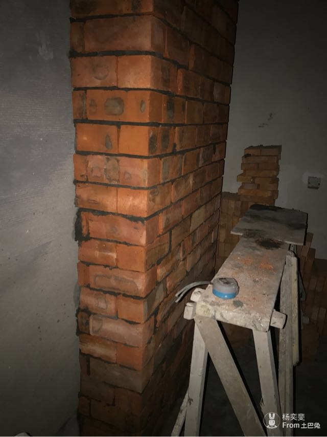 住户私心之举，半夜砌墙，楼道大堂变私家领地