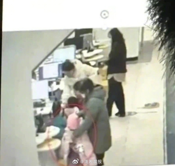 男童被带去冒名顶替打疫苗，当地回应引发的社会关注