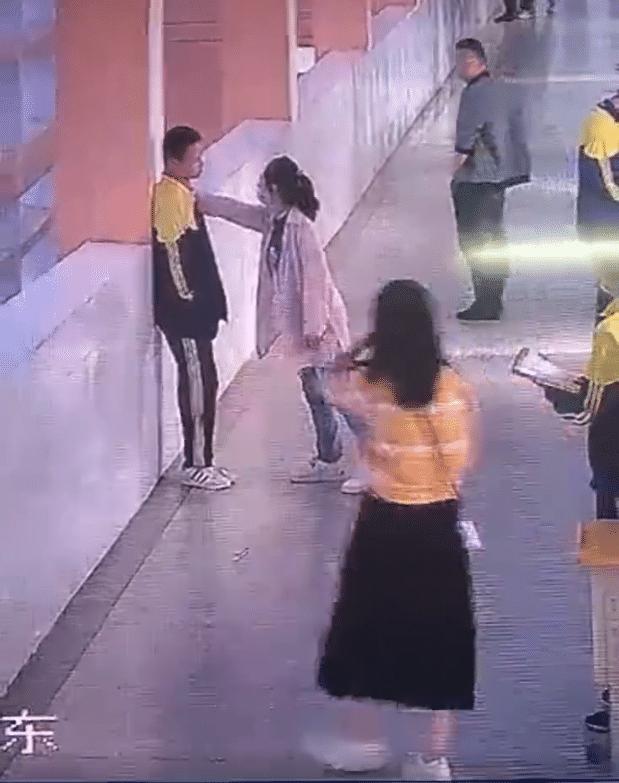 悲剧背后的责任与反思，女童调座椅意外压死弟弟，父母向车企索赔引发的深思