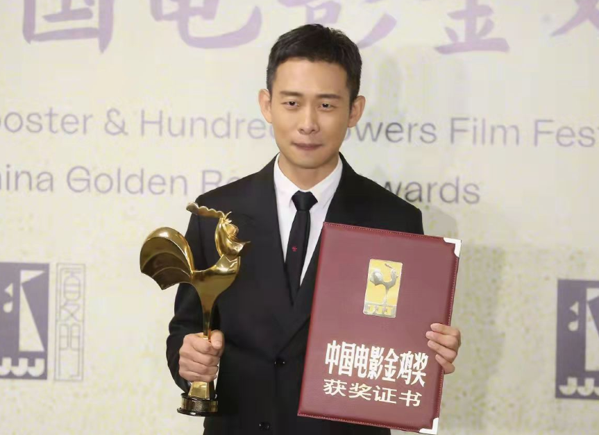 卷卷警官，网络新晋撞脸明星，网友直呼张译附体