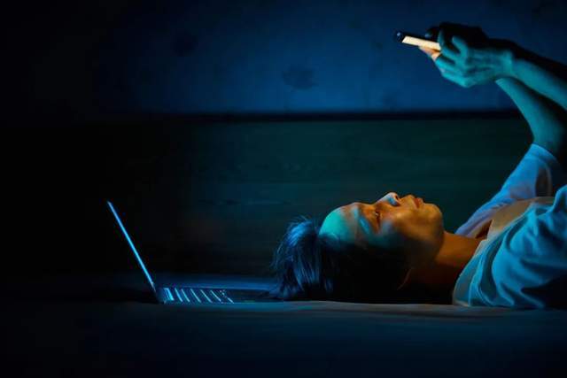 女子连续熬夜刷短剧，视力骤降至0.04的警钟