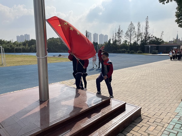 潘展乐，以执旗手身份为荣，展现中国田径新风采