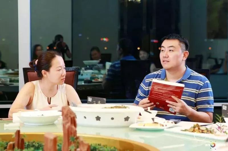 蹭饭书记的智慧与蹭饭赛道的批判性思考