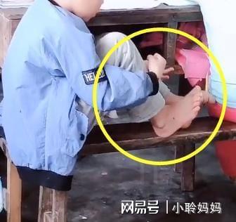 孩子脱鞋引发争议，138cm身高的孩子补票后，家长竟投诉要求退票