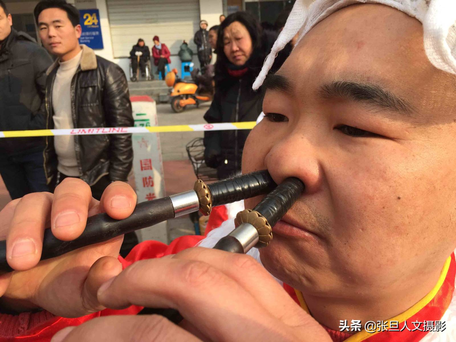 男子口鼻齐奏，三唢呐绝技吹到流鼻血