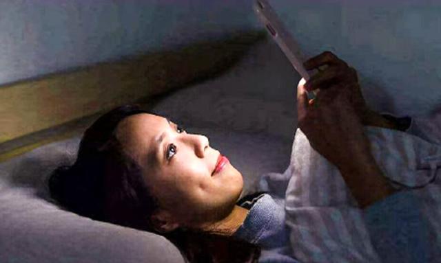 女子连续熬夜刷短剧，视力骤降至0.04的警钟
