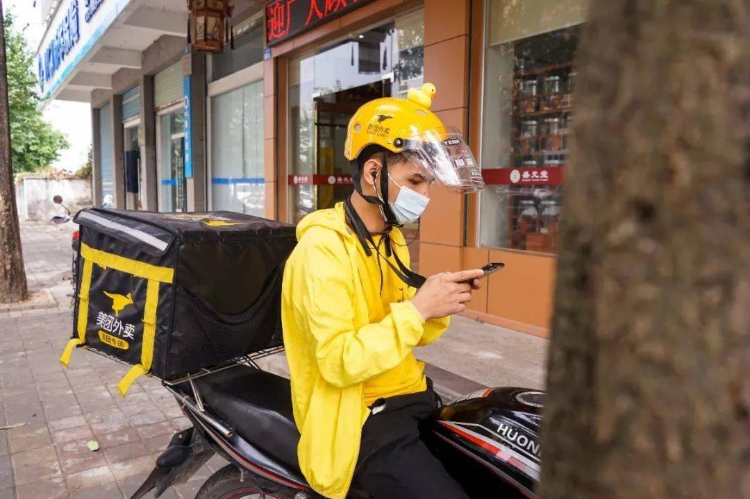 外卖小哥的非凡发现，血枕头下的神秘报警与正义的觉醒