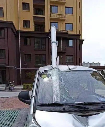 小区落水管高空脱落，悲剧的瞬间与反思