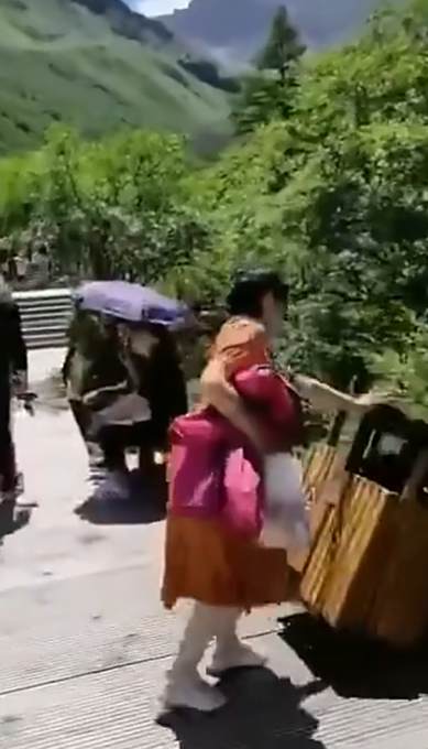 勇者之举，两游客挺身而出，力挽狂澜—水库边母子落水记