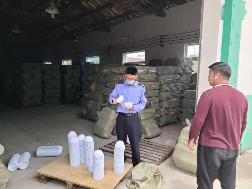 游客吃剩2份炒饭被商家端回并盘，一场关于餐饮文化与消费者权益的反思