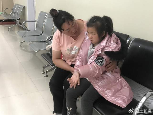 男子请育儿假陪幼女看病被开除，职场性别平等与家庭责任的冲突