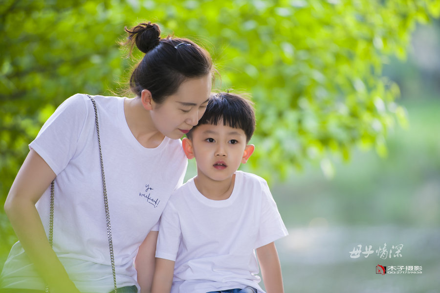 母子情深，洪水中的生命之舟—儿子硬把妈妈推上飞机