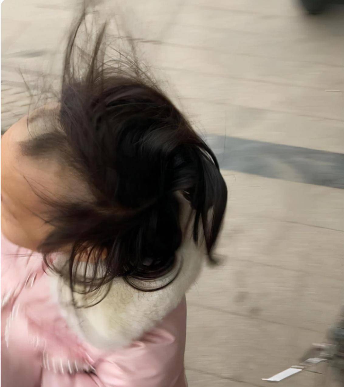 妈妈疑云，女儿剪发时头发不翼而飞