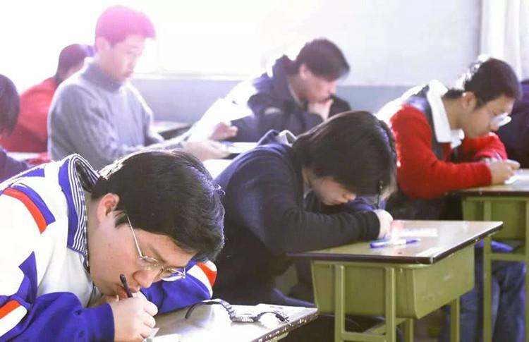 瘦高女孩弯腰捡东西竟把肺挤炸了—警惕自发性气胸的隐形威胁
