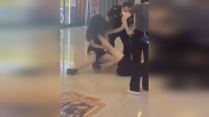 夜市星光下的坚强舞者，双腿截肢女子的团宠之路