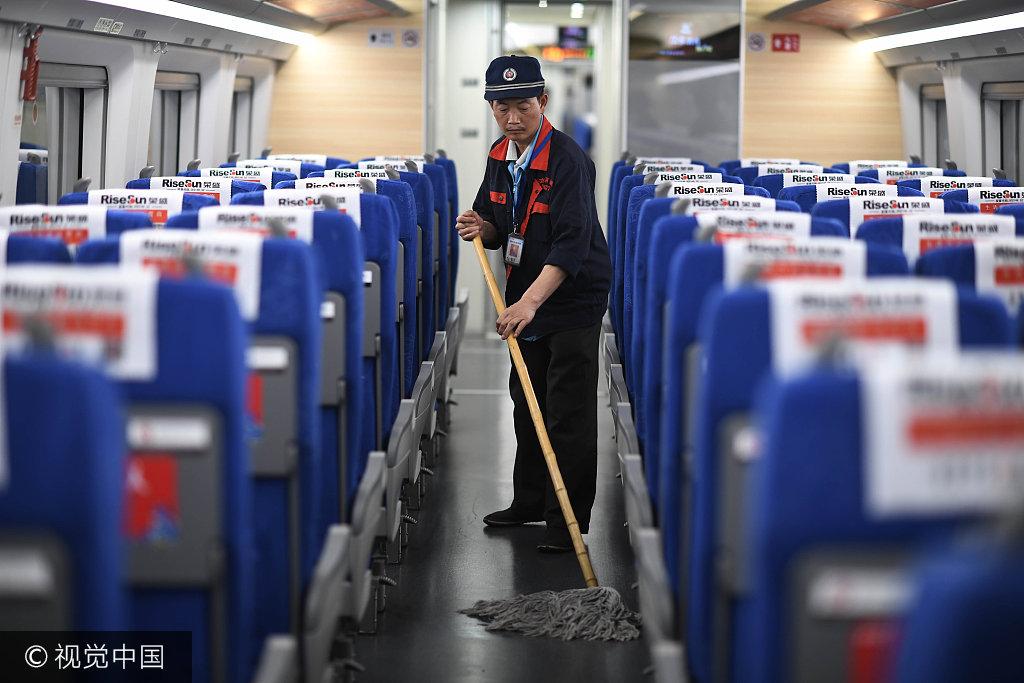 重庆夜景下的空中库里，无人机再现库里远投入筐奇观