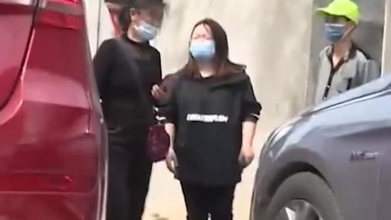 男子联合母亲公开辱骂妻子被拘，家庭暴力背后的法律与道德审视