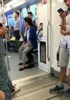 女子赤脚盘坐上海地铁，一场关于健康与文明的误解