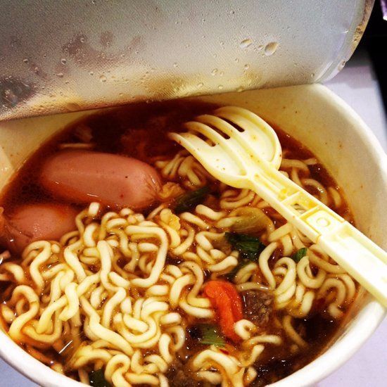 高铁新规下的泡面之争，多地高铁站仍售卖泡面，但车上禁食引发热议