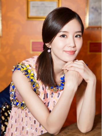 24岁女生酷似大S走红，自然之美，拒绝整容的坚持