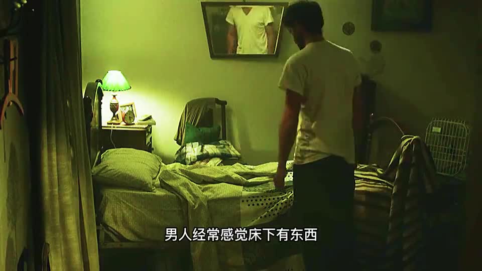惊魂未定，4人抱树枝侥幸脱险于汹涌潮水