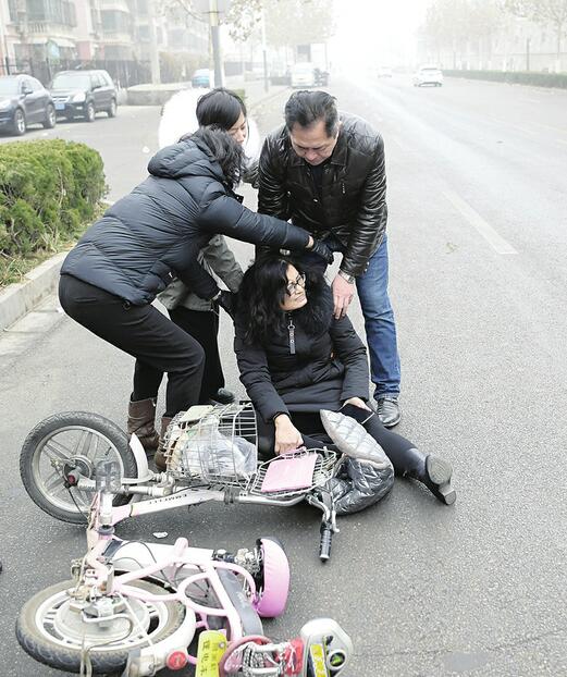 女子单手骑车摔倒，相隔7米汽车担责，法律与道德的双重考量