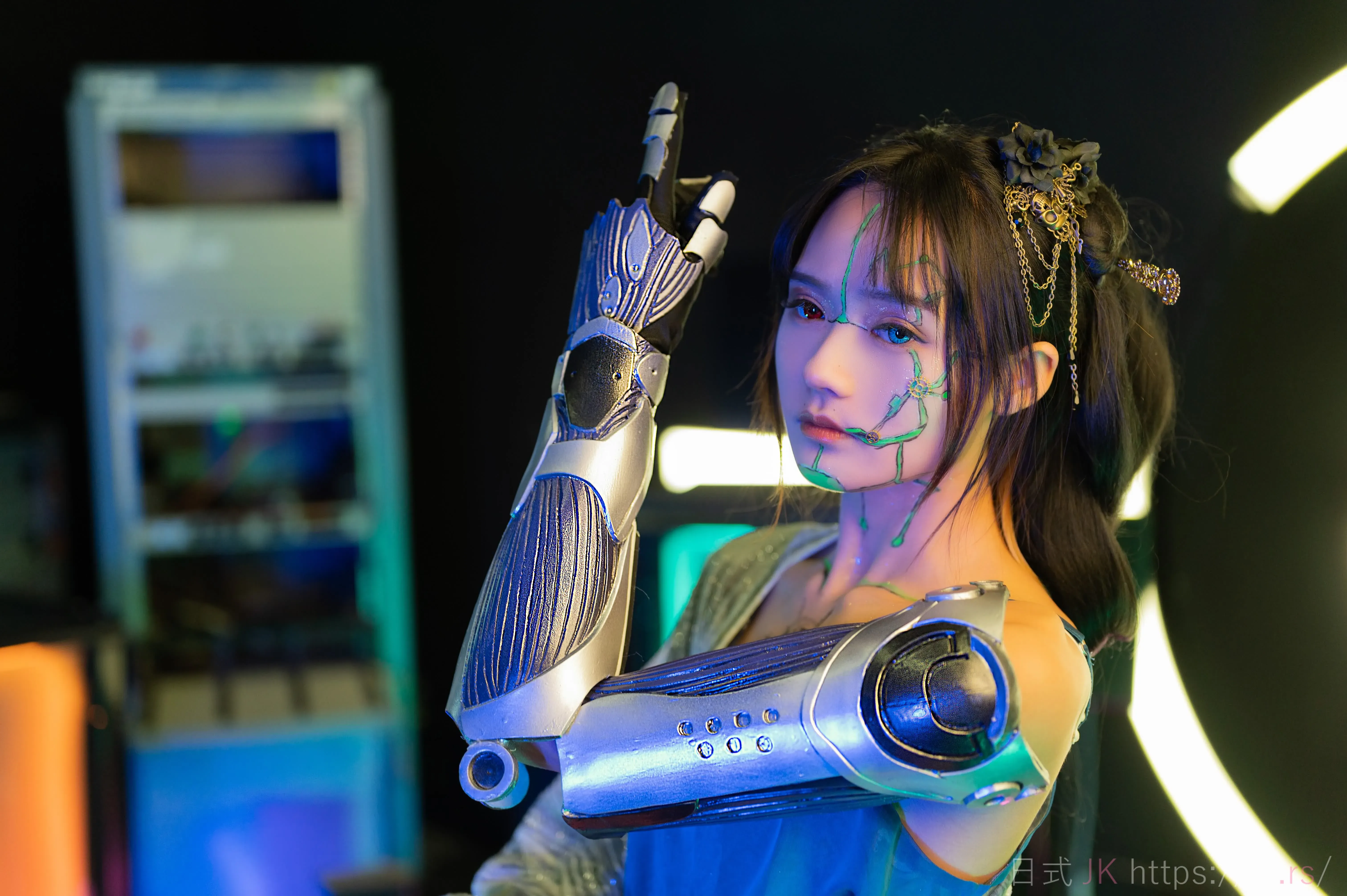 全球首款女团机器人未来之音以10580元拍出，科技与艺术的跨界新篇章