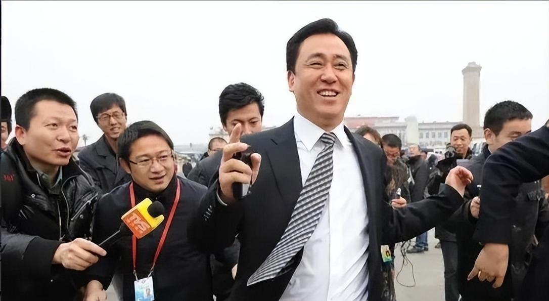 奔驰女司机冒用丈夫执法证事件，法律与道德的双重审视