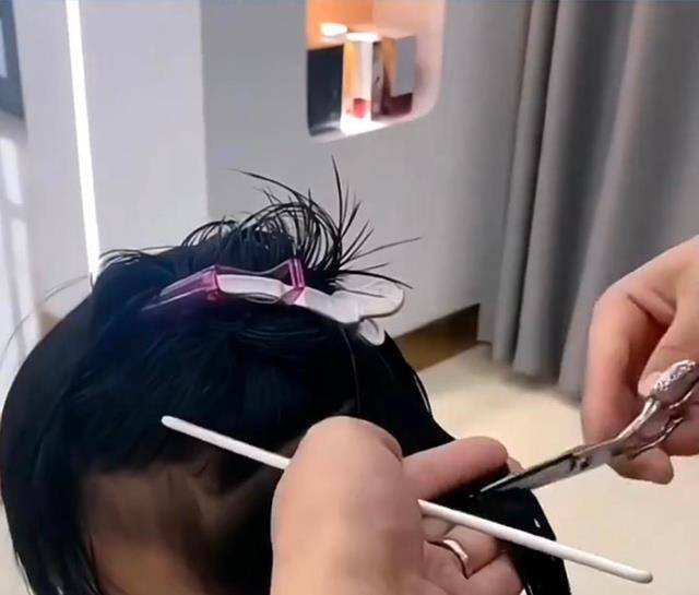 妈妈疑云，女儿剪发时头发不翼而飞