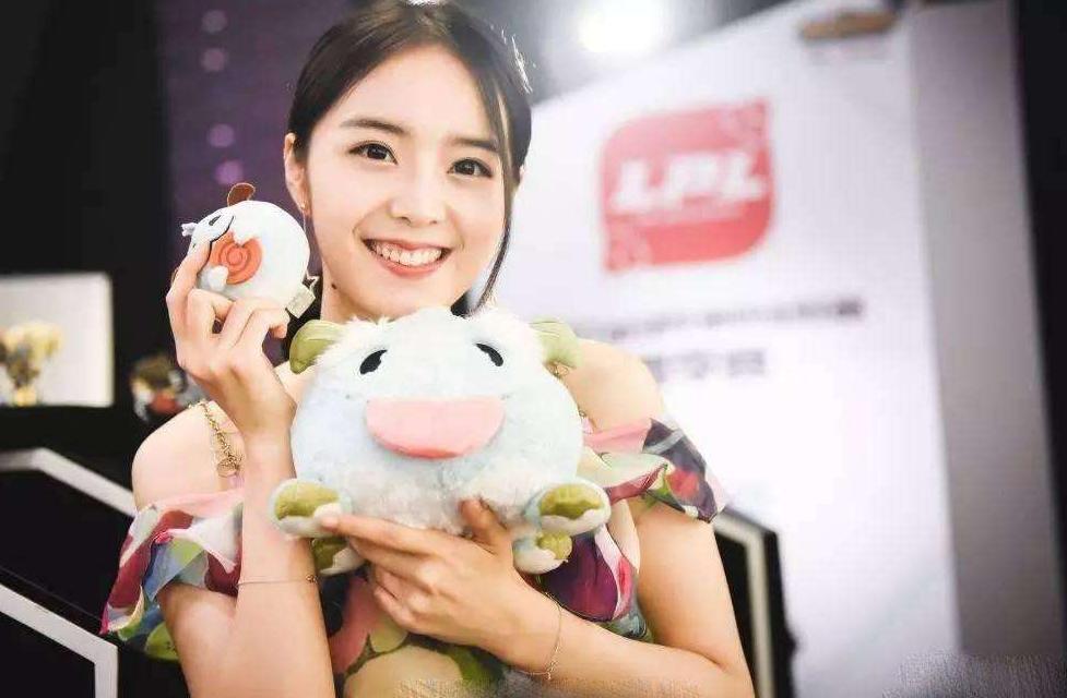 贵州女游客遭遇猴子恶作剧，一次意外背后的自然与安全反思