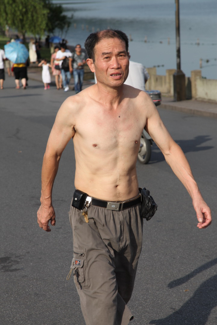 勇者之姿，公安局副局长赤膊上阵，智勇双全扑倒诈骗分子