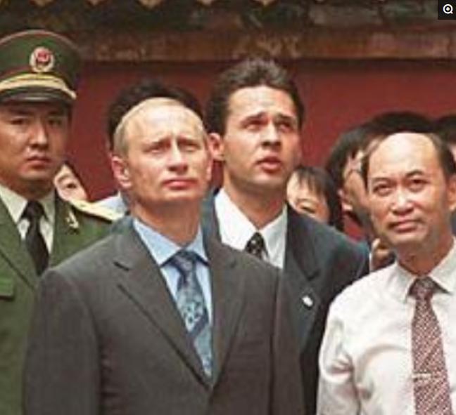普京专机返俄途中美军战机护航，国际政治舞台上的微妙平衡