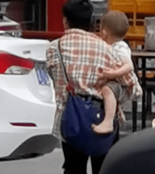 疑似女子带2名小孩推走他人婴儿车，一场社会道德的拷问