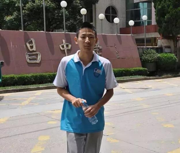 高考前2个月确诊白血病，他以633分书写坚韧人生