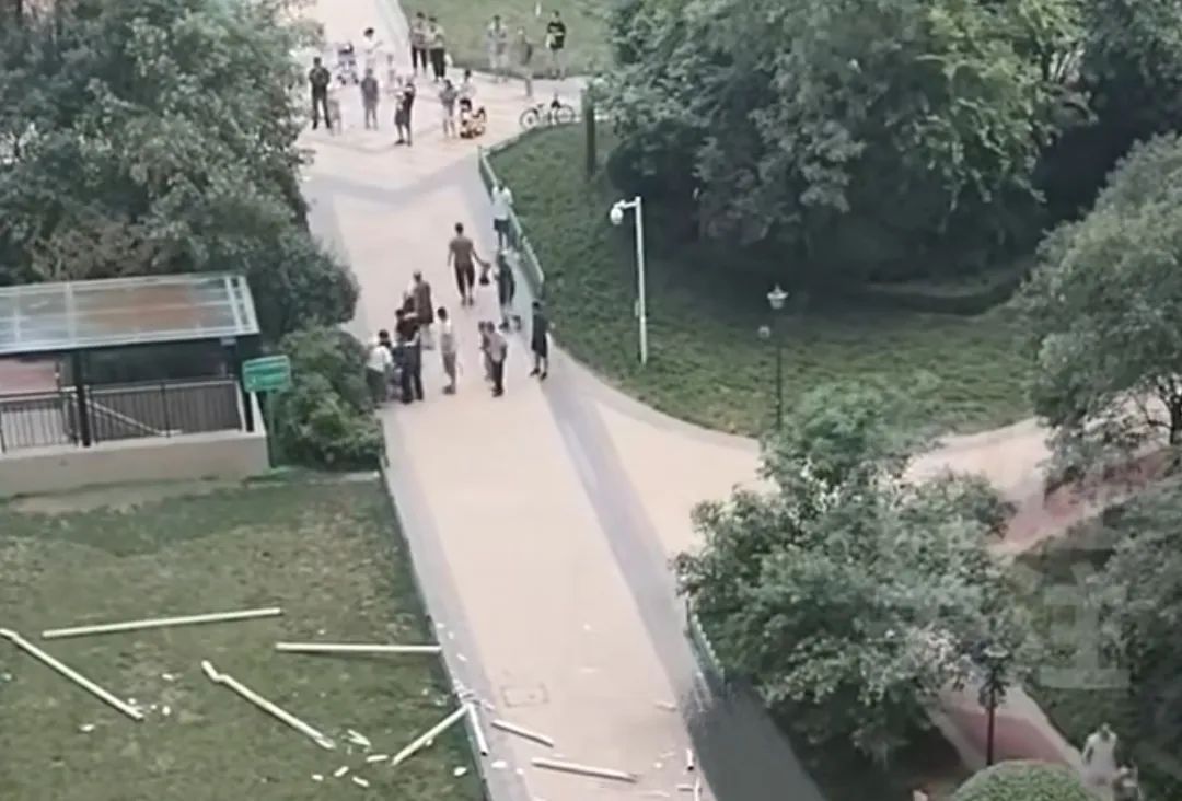 小区落水管高空脱落，悲剧的瞬间与反思