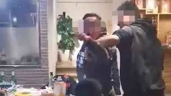 男子联合母亲公开辱骂妻子被拘，家庭暴力背后的法律与道德审视