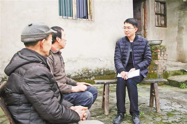 大学生李明的三支一扶之路，向市长递出青春的简历