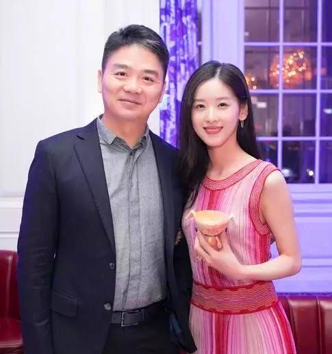 刘强东富贵归故乡，从草根到慈善家的华丽转身
