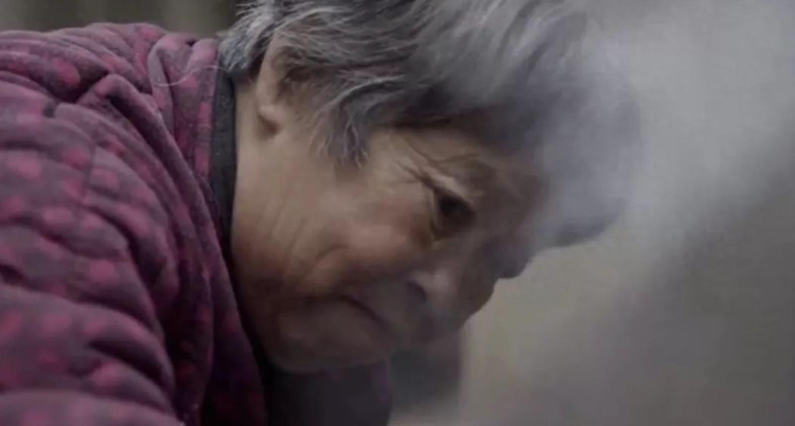 女医生海边跪地救人，爱心与专业并存的壮举