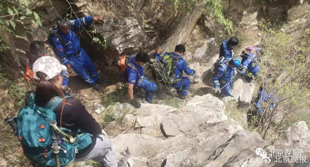 甘肃榆中，洪水如猛兽，山体倾泻下的灾民救援行动