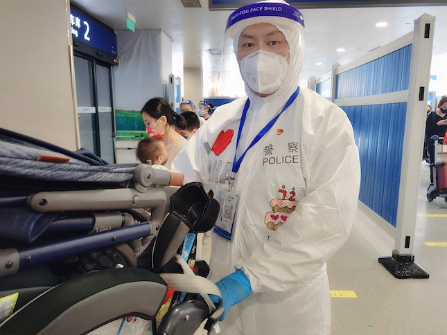 箱子垫垫员，上海浦东机场的温暖守护者