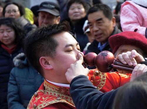 男子口鼻齐奏，三唢呐绝技吹到流鼻血