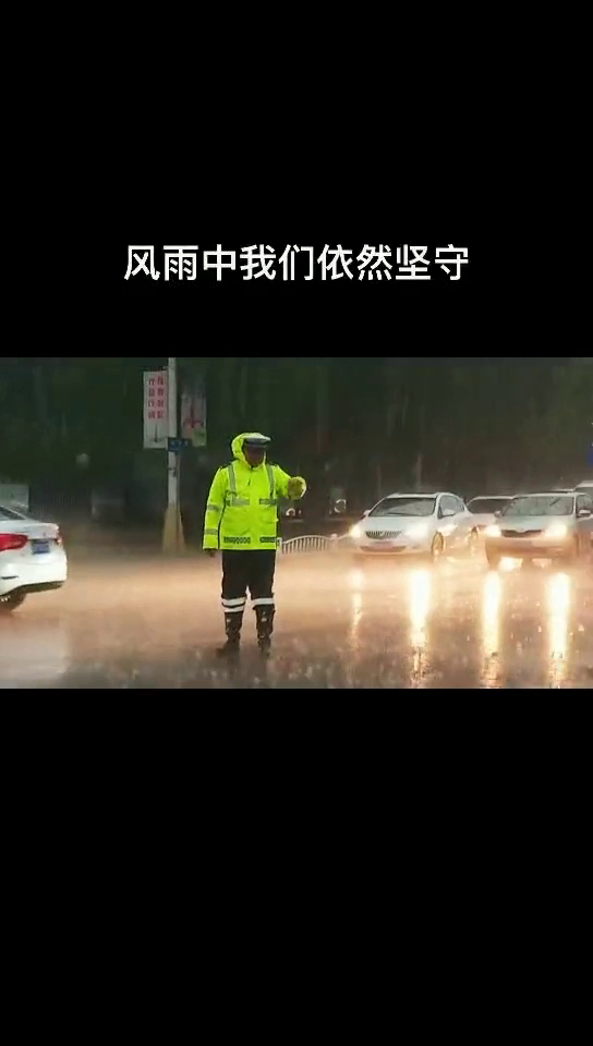 直击河南郑州暴雨内涝现场，风雨中的坚守与希望