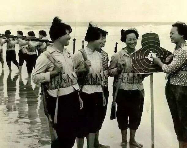 巾帼不让须眉，中国女民兵的飒爽英姿