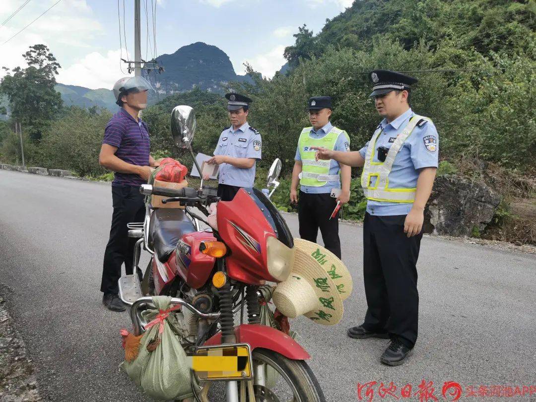 女子无视劝阻，地铁车厢内随意丢弃食物残渣，文明出行的警钟