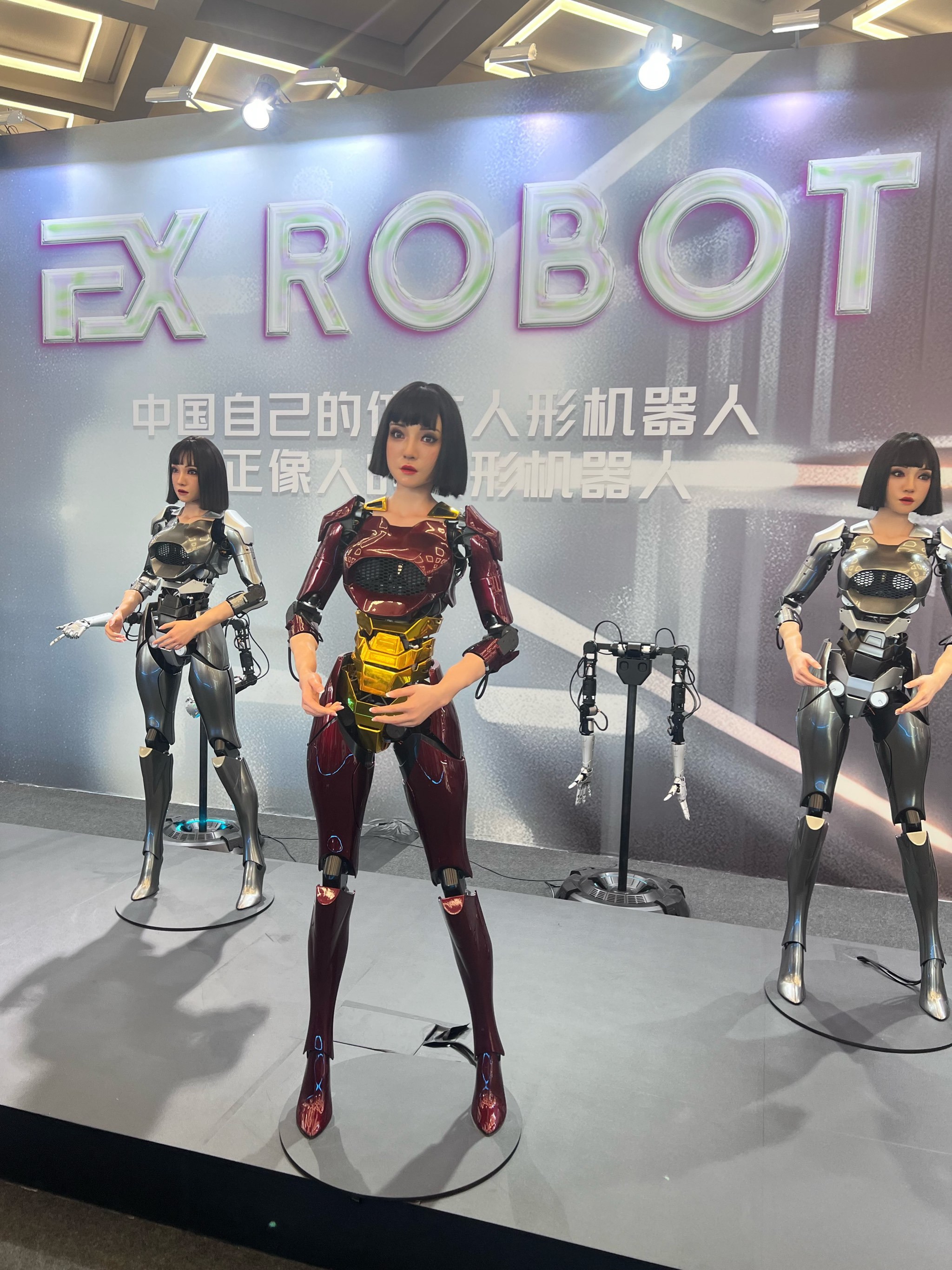 全球首款女团机器人未来之音以10580元拍出，科技与艺术的跨界新篇章